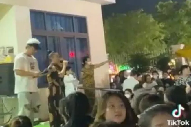 dien-vien-hai-noi-tieng-bi-tan-cong-khi-di-tu-thien-thu-nhap-3-ty-dong-thang-van-mo-quan-via-he-kiem-them (14)