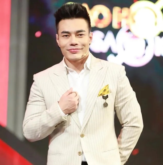 dien-vien-hai-noi-tieng-bi-tan-cong-khi-di-tu-thien-thu-nhap-3-ty-dong-thang-van-mo-quan-via-he-kiem-them (7)