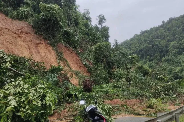 nuoc-lu-dang-cao-cham-noc-nha-mot-thi-tran-o-nghe-an-bi-nhan-chim-trong-bien-nuoc-sat-lo-dat (119)