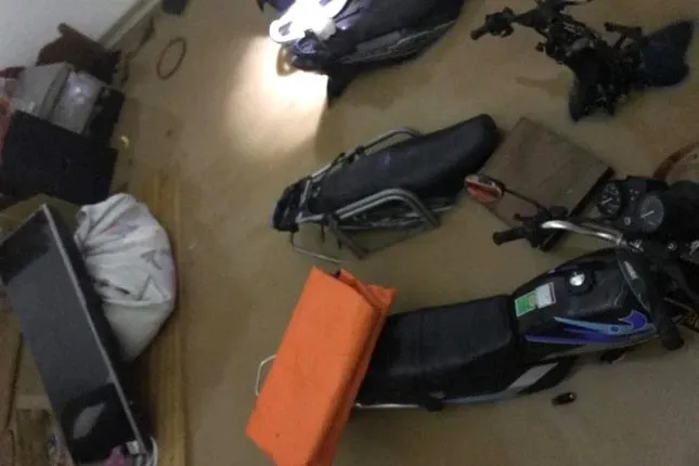 nuoc-lu-dang-cao-cham-noc-nha-mot-thi-tran-o-nghe-an-bi-nhan-chim-trong-bien-nuoc-sat-lo-dat (7)