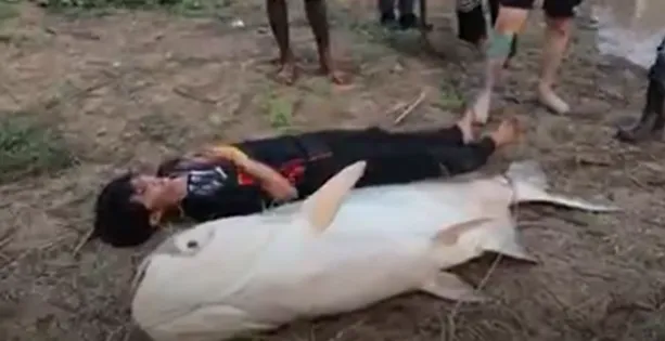 ru-nhau-cau-ca-giam-stress-nhom-ban-bat-duoc-thuy-quai-nang-hon-100kg-5-nguoi-khieng-khong-noi (2)