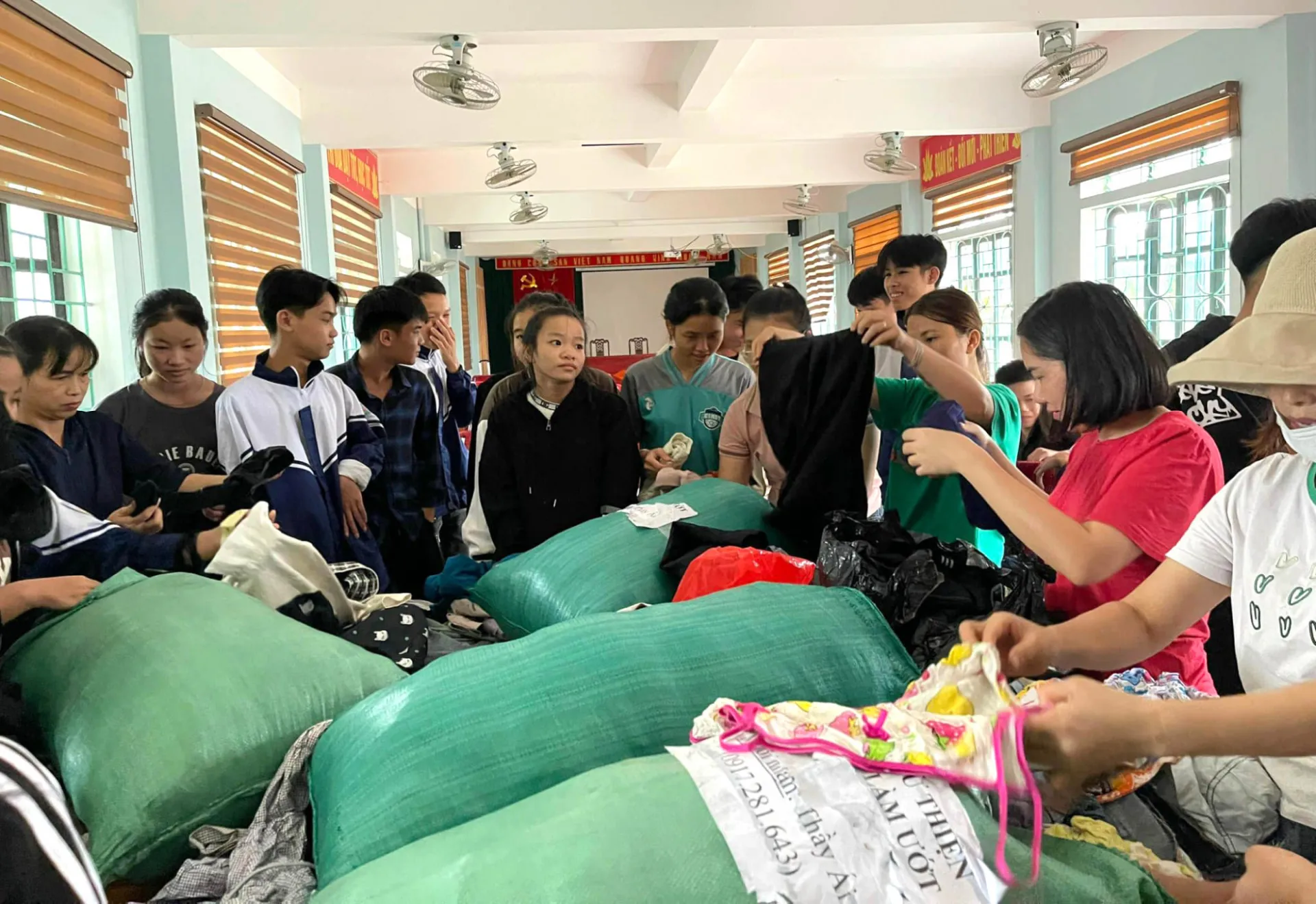 40-em-hoc-sinh-nghe-an-treo-len-mai-nha-chen-chuc-keu-keu-do-mua-lu-dang-cao-ngap-phong-tro (51)