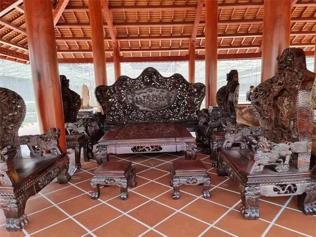 dai-gia-binh-duong-gay-choang-voi-biet-phu-rong-15000m2-bang-go-hiem-chi-2-ty-dong-thang-cho-giup-viec-lau-chui-quet-don (3)