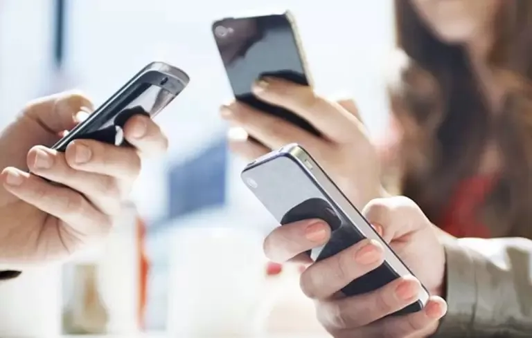 dien-thoai-thuan-2g-3g-tai-viet-nam-se-bo-khoa-may-tu-thang-12-2023-hang-loat-cuc-gach-doi-cu-khong-the-su-dung (4)