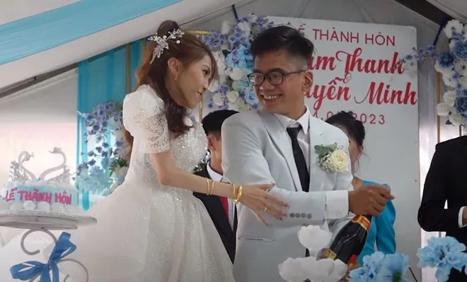 co-gai-nang-20-ky-len-xe-hoa-duoc-chong-dien-trai-cong-tren-lung-me-chu-re-noi-mot-cau-gay-chu-y (10)