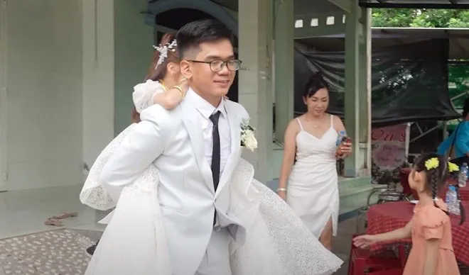 co-gai-nang-20-ky-len-xe-hoa-duoc-chong-dien-trai-cong-tren-lung-me-chu-re-noi-mot-cau-gay-chu-y (11)