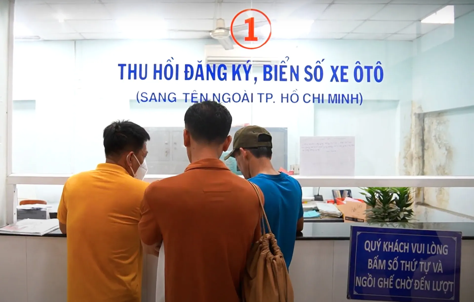 nguoi-chua-doi-bien-so-cu-sang-bien-so-dinh-danh-nhanh-lam-ngay-viec-nay-de-tranh-bi-CSGT-tuyt-con-khi-di-duong (11)