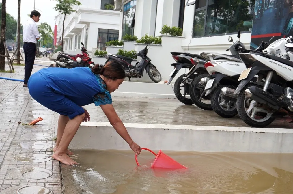 sau-10-phut-mua-lon-ngap-tang-ham-chu-cua-hang-o-biet-thu-sang-trong-bay-mat-800-trieu-dong (2)