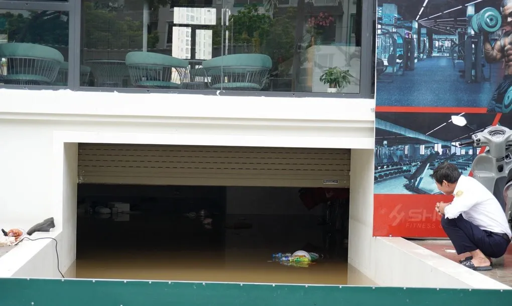 sau-10-phut-mua-lon-ngap-tang-ham-chu-cua-hang-o-biet-thu-sang-trong-bay-mat-800-trieu-dong (3)