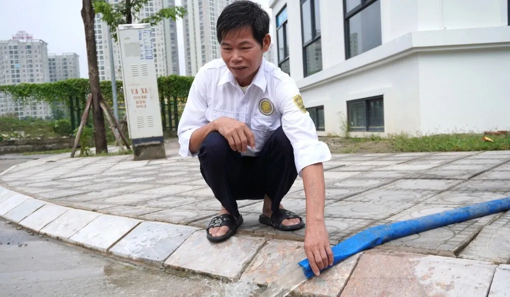 sau-10-phut-mua-lon-ngap-tang-ham-chu-cua-hang-o-biet-thu-sang-trong-bay-mat-800-trieu-dong (9)