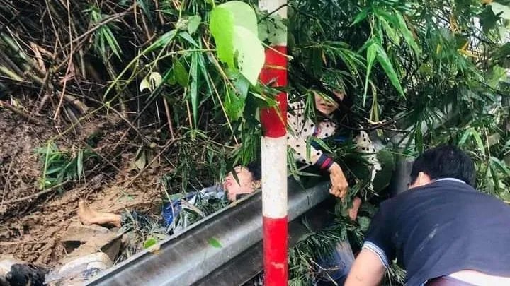 tren-duong-di-day-ve-2-co-giao-bi-dat-da-sat-lo-vui-lap-hien-truong-chuc-nguoi-giai-cuu-nghet-tho (13)