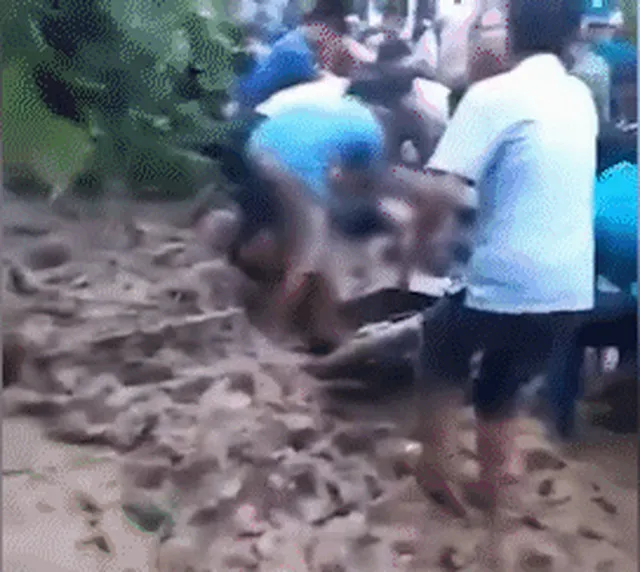 tren-duong-di-day-ve-2-co-giao-bi-dat-da-sat-lo-vui-lap-hien-truong-chuc-nguoi-giai-cuu-nghet-tho (3)