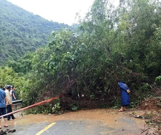 tren-duong-di-day-ve-2-co-giao-bi-dat-da-sat-lo-vui-lap-hien-truong-chuc-nguoi-giai-cuu-nghet-tho (41)