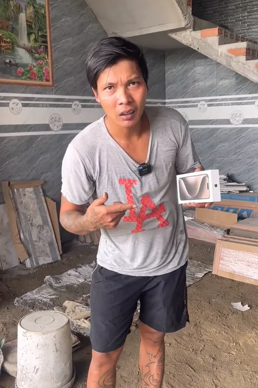 chang-trai-phu-ho-dau-tien-cua-viet-nam-so-huu-iphone-15-pro-max-netizen-thac-mac-luong-xay-nha-cao-the-sao (1)