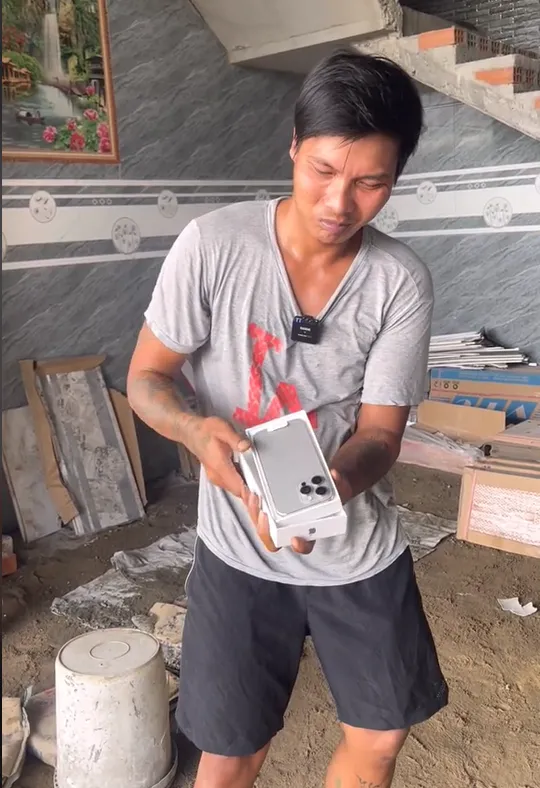 chang-trai-phu-ho-dau-tien-cua-viet-nam-so-huu-iphone-15-pro-max-netizen-thac-mac-luong-xay-nha-cao-the-sao (3)