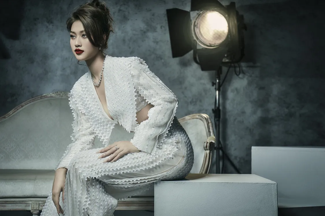 hoa-hau-don-thien-an-dang-bo-anh-ky-niem-mot-nam-dang-quang-netizen-keu-goi-lan-san-sang-dien-anh (5)