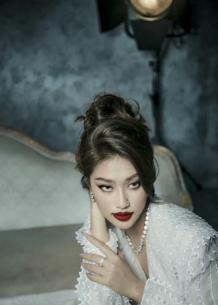 hoa-hau-don-thien-an-dang-bo-anh-ky-niem-mot-nam-dang-quang-netizen-keu-goi-lan-san-sang-dien-anh (6)