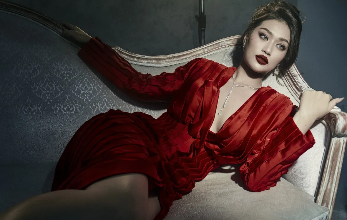 hoa-hau-don-thien-an-dang-bo-anh-ky-niem-mot-nam-dang-quang-netizen-keu-goi-lan-san-sang-dien-anh (9)