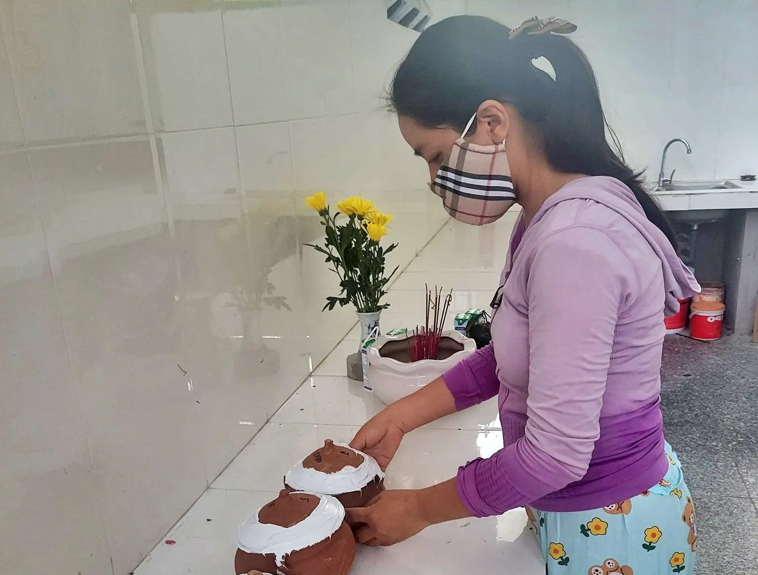 nguoi-phu-nu-20-nam-lam-chuyen-la-tren-suon-doi-ai-nghe-den-cung-rung-minh-hien-co-hon-140000-dua-con (15)