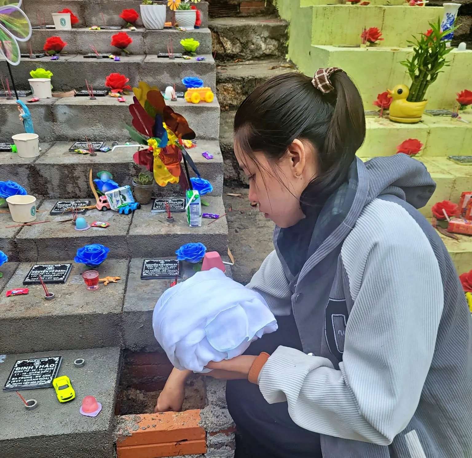 nguoi-phu-nu-20-nam-lam-chuyen-la-tren-suon-doi-ai-nghe-den-cung-rung-minh-hien-co-hon-140000-dua-con (3)