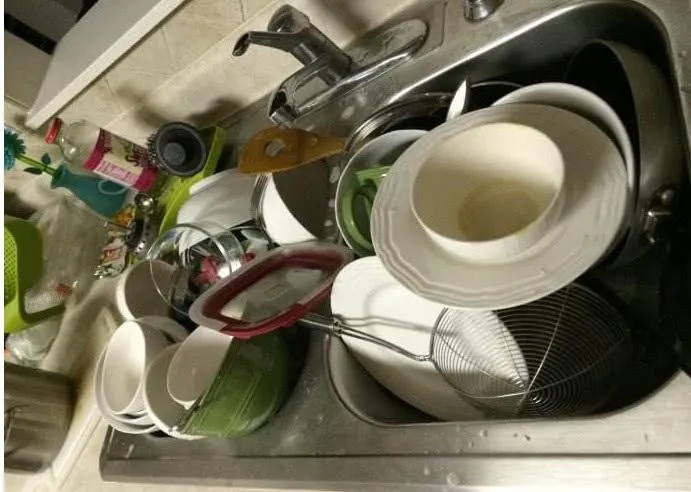 tranh-nhau-ai-rua-bat-sau-khi-an-con-trai-hoa-vang-can-nha-khien-8-nguoi-than-ra-di-mai-mai (3)