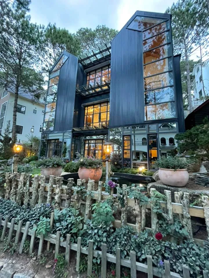 loa-mat-truoc-co-ngoi-cua-phan-nhu-thao-va-chong-dai-gia-khoi-tai-san-bang-3-doi-nguoi-khac (2)