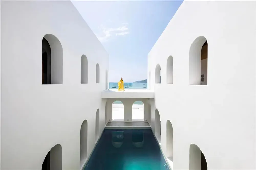 loa-mat-truoc-co-ngoi-cua-phan-nhu-thao-va-chong-dai-gia-khoi-tai-san-bang-3-doi-nguoi-khac (4)