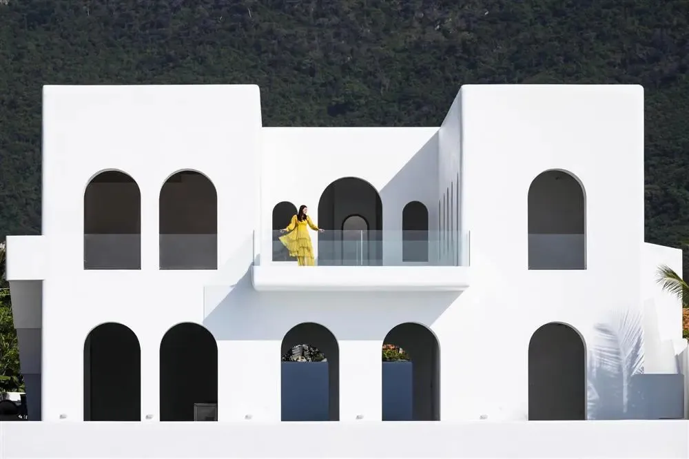 loa-mat-truoc-co-ngoi-cua-phan-nhu-thao-va-chong-dai-gia-khoi-tai-san-bang-3-doi-nguoi-khac (5)