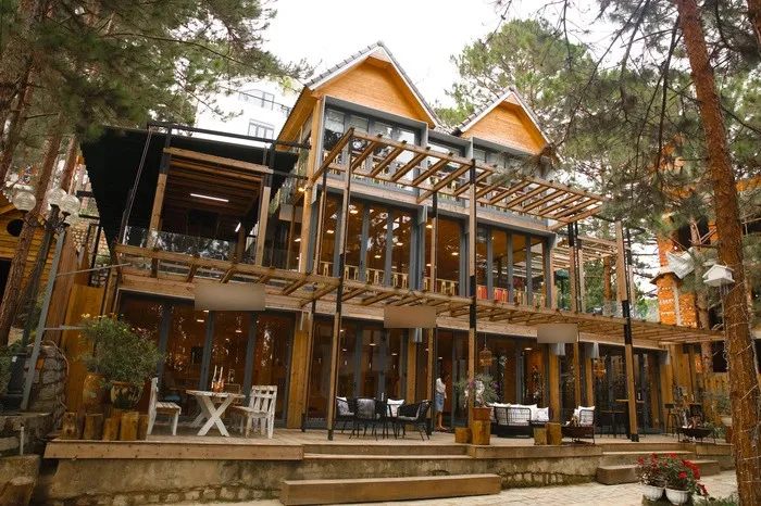 loa-mat-truoc-co-ngoi-cua-phan-nhu-thao-va-chong-dai-gia-khoi-tai-san-bang-3-doi-nguoi-khac (8)