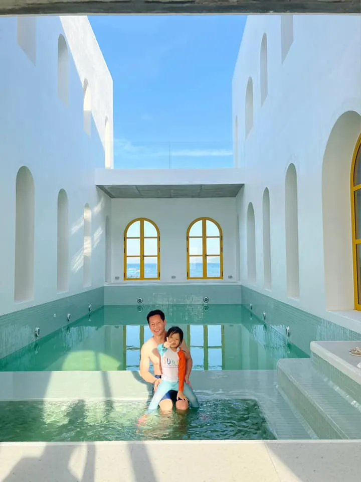 loa-mat-truoc-co-ngoi-cua-phan-nhu-thao-va-chong-dai-gia-khoi-tai-san-bang-3-doi-nguoi-khac (9)