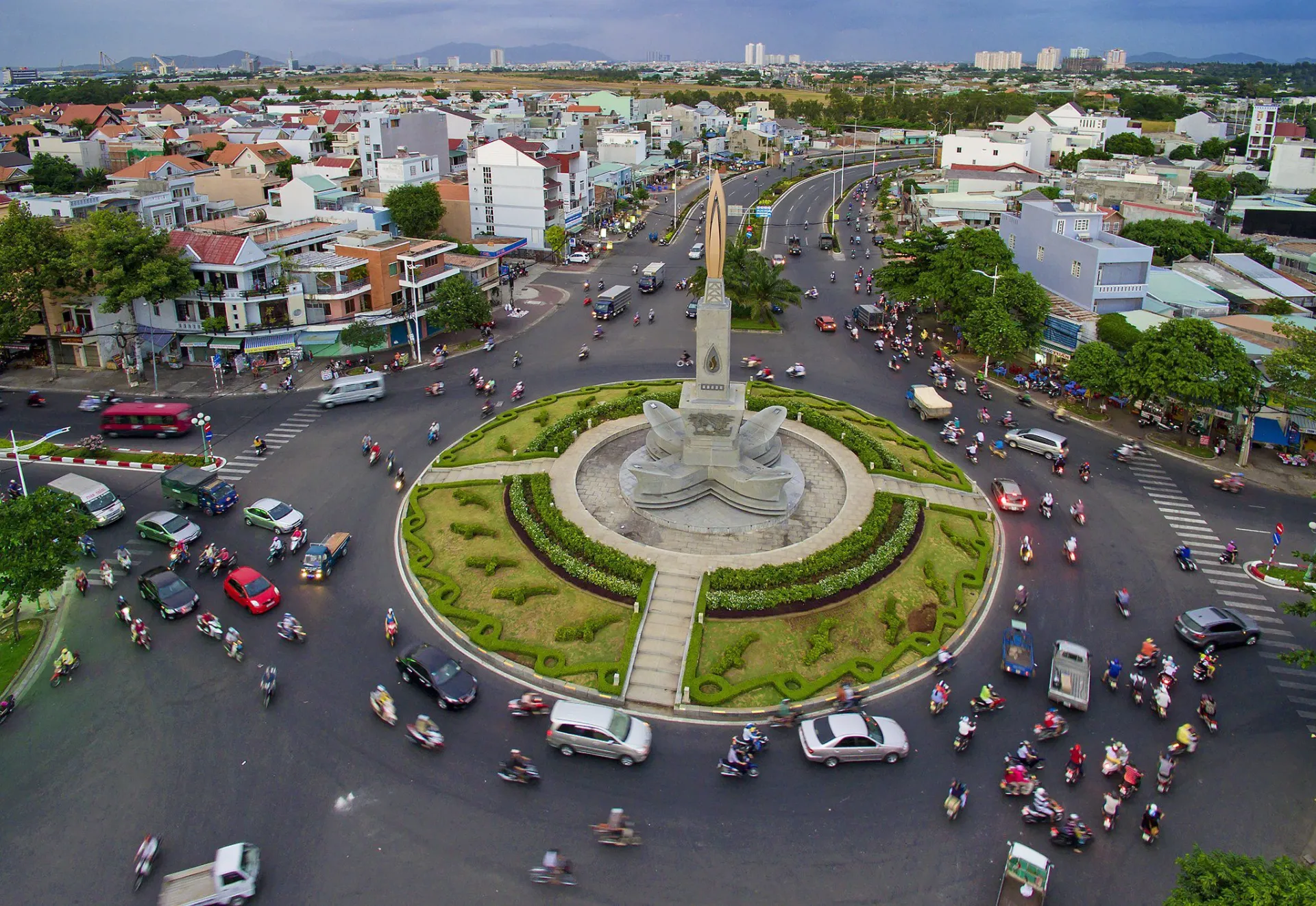 xe-di-qua-vong-xuyen-theo-thu-tu-nao-quy-tac-chay-vong-xuyen-nhieu-nguoi-co-bang-lai-van-mac-sai-lam (3)