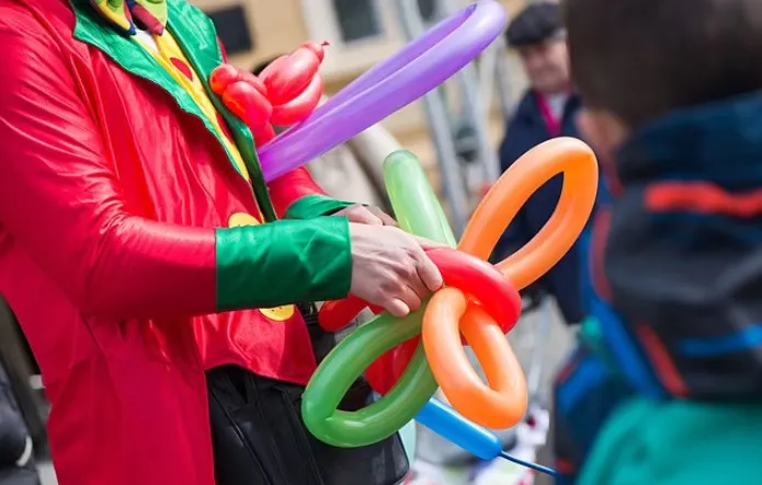 hoa-trang-thanh-chu-he-trong-tiec-sinh-nhat-chau-nguoi-dan-ong-phat-hien-bi-vo-cam-sung (5)