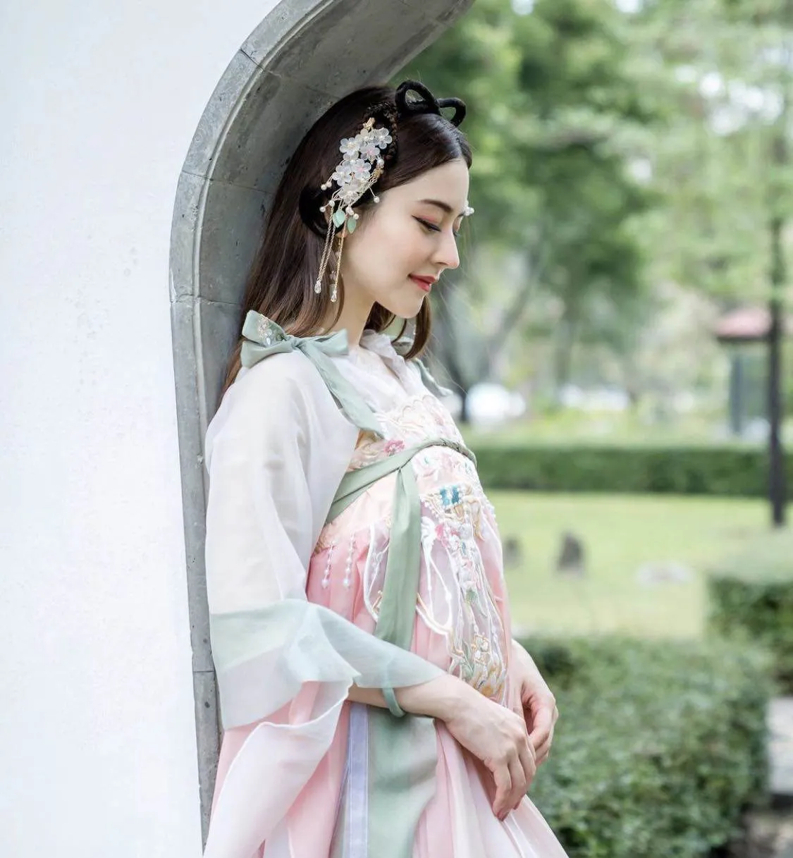 nu-co-truong-duoc-menh-danh-la-my-nhan-dep-nhat-lich-su-nganh-hang-khong-nhan-sac-doi-thuc-gay-choang (1)