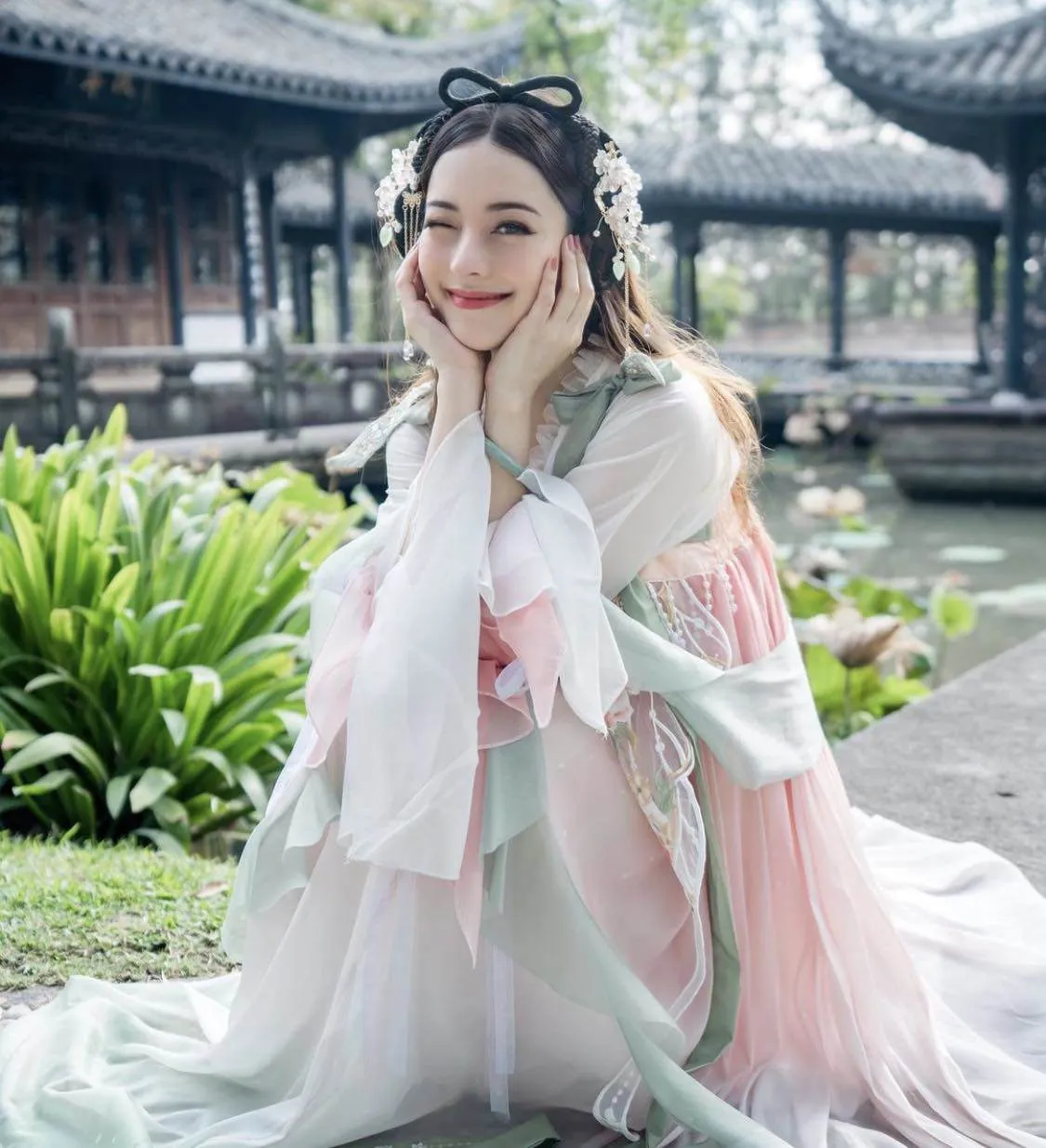 nu-co-truong-duoc-menh-danh-la-my-nhan-dep-nhat-lich-su-nganh-hang-khong-nhan-sac-doi-thuc-gay-choang (2)