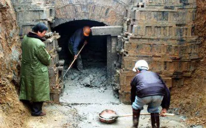 tien-hanh-khai-quat-mo-cong-chua-nha-minh-chuyen-gia-dung-hinh-canh-tuong-gap-phai (2)
