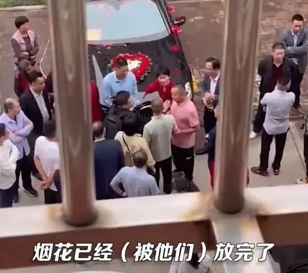 di-ruoc-dau-chu-re-don-nham-co-gai-khac-cung-dang-doi-len-xe-hoa-su-co-khien-nha-trai-gap-ket-dang (4)