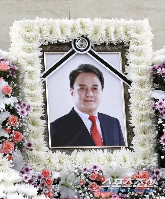 sao-phim-nguoi-tinh-anh-trang-luc-cuoi-doi-le-tang-lro-tro-vai-vong-hoa-khong-mot-nghe-si-nao-dam-den-vieng (9)