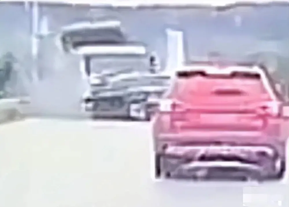 xe-ruoc-dau-va-cham-xe-cho-rac-khien-6-nguoi-ra-di-mai-mai-trong-do-co-co-dau-dang-mang-thai-3-thang (13)