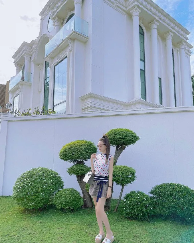 hot-girl-cua-vbiz-gay-choang-khi-o-nha-100-ty-luc-buon-chan-duoc-chong-dai-gia-chuyen-24-ty-mua-sam-cho-khuay-khoa (12)