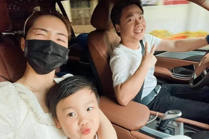 xon-xao-clip-hoa-minzy-quay-cuc-sung-o-quan-bar-con-thoai-mai-de-mot-nguoi-dung-cham-om-ap (11)