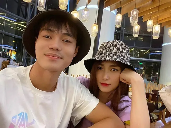 xon-xao-clip-hoa-minzy-quay-cuc-sung-o-quan-bar-con-thoai-mai-de-mot-nguoi-dung-cham-om-ap (111)