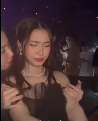 xon-xao-clip-hoa-minzy-quay-cuc-sung-o-quan-bar-con-thoai-mai-de-mot-nguoi-dung-cham-om-ap (4)