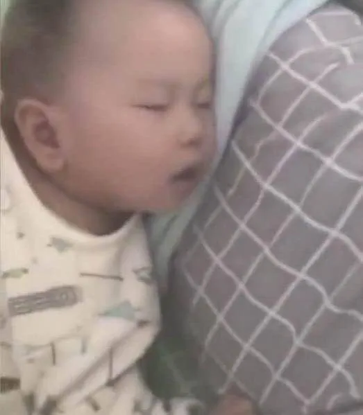 de-con-1-tuoi-tu-ngu-ngu-tren-giuong-nguoi-me-ra-khoi-nha-quay-lai-thi-thay-canh-tuong-hoi-han (3)