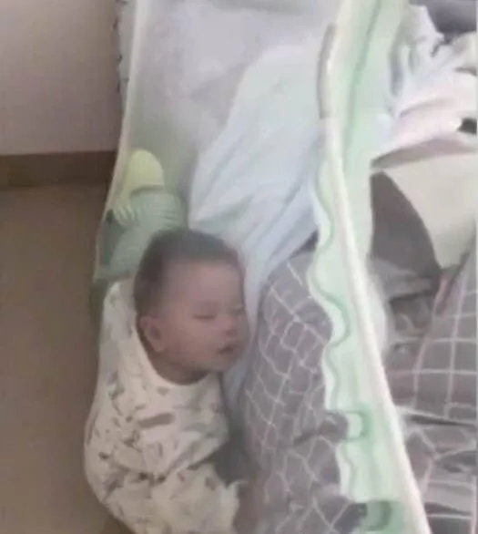 de-con-1-tuoi-tu-ngu-ngu-tren-giuong-nguoi-me-ra-khoi-nha-quay-lai-thi-thay-canh-tuong-hoi-han (5)