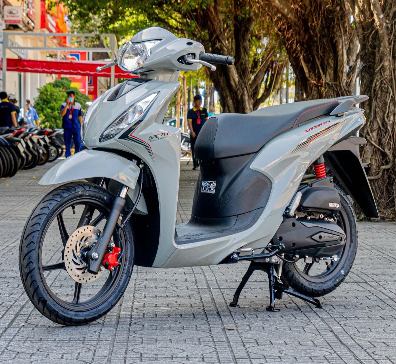 honda-vision-bat-ngo-giam-manh-gia-chi-con-25-trieu-dong-dan-tinh-tranh-nhau-xuong-tien (5)