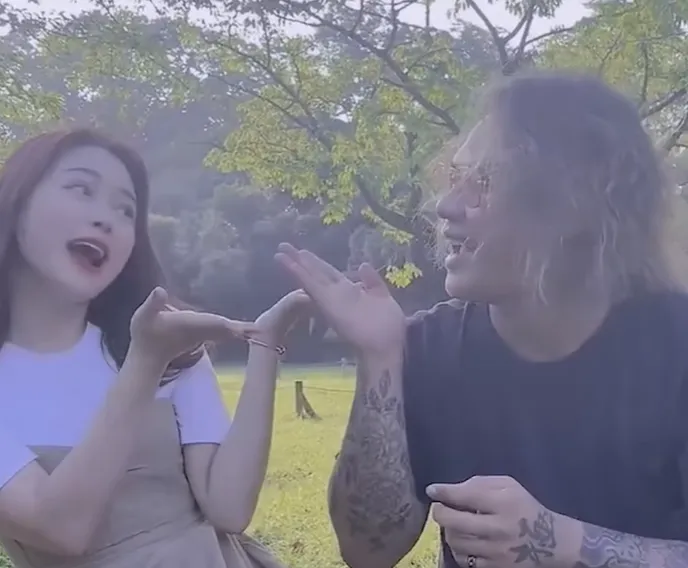 ban-gai-thanh-an-ban-nhat-ban-cach-sinh-hot-cung-1-chin-1-muoi-ban-trai-gay-am-anh-voi-can-phong-ngap-rac (11)