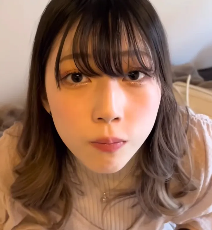 ban-gai-thanh-an-ban-nhat-ban-cach-sinh-hot-cung-1-chin-1-muoi-ban-trai-gay-am-anh-voi-can-phong-ngap-rac (7)