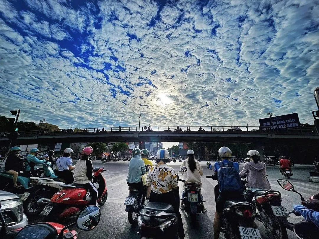bau-troi-ha-noi-bong-xuat-hien-hien-tuong-may-vay-rong-hiem-gap-nhieu-nguoi-lo-lang (2)