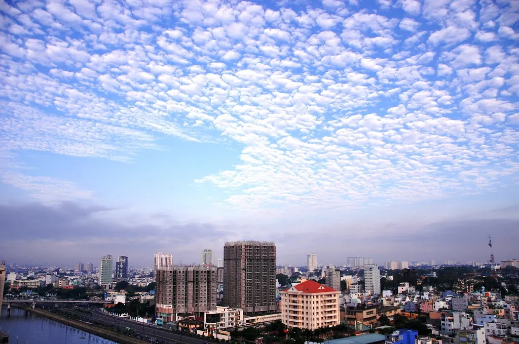 bau-troi-ha-noi-bong-xuat-hien-hien-tuong-may-vay-rong-hiem-gap-nhieu-nguoi-lo-lang (5)