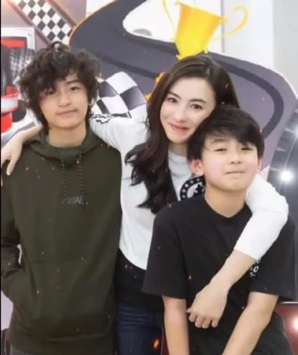 nu-dien-vien-noi-tieng-phat-hien-mac-ung-thu-giai-doan-cuoi-bi-chong-cung-bat-con-trai-roi-xa-me (9)